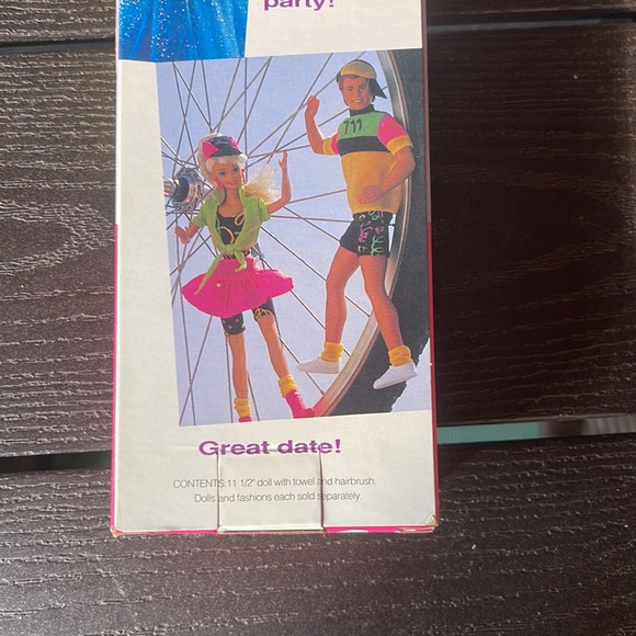 NRFB Vintage 1992 Brunette Fun-To-Dress Barbie doll - Picture 8 of 14